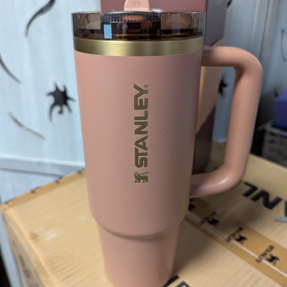 New STANLEY Quencher H2.0 Flowstate Tumbler cup 30oz Mocha Latte 2025